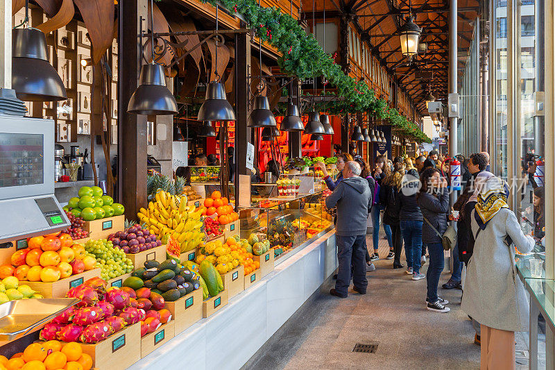 历史悠久的圣米格尔市场是一个迷人的有盖食品市场，保留了它最初的20世纪铁结构