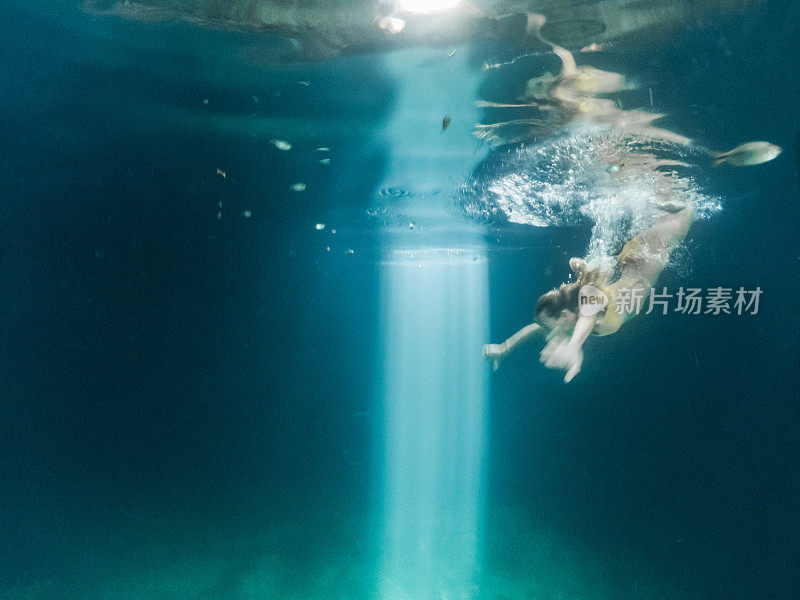 水下女子在墨西哥天坑潜水的镜头