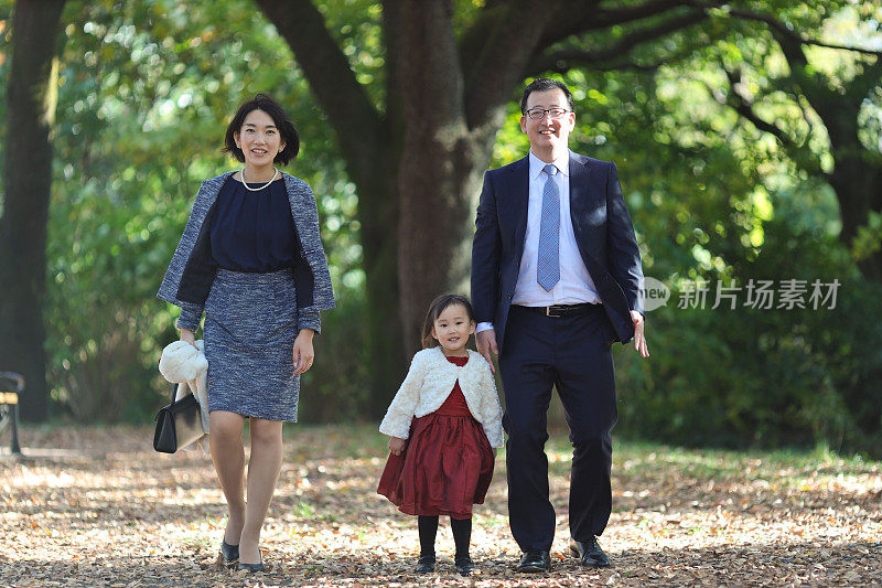 日本父母和他们的女儿在志一去桑庆祝