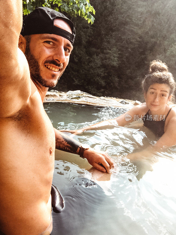 一对情侣在俄勒冈州的温泉里自拍