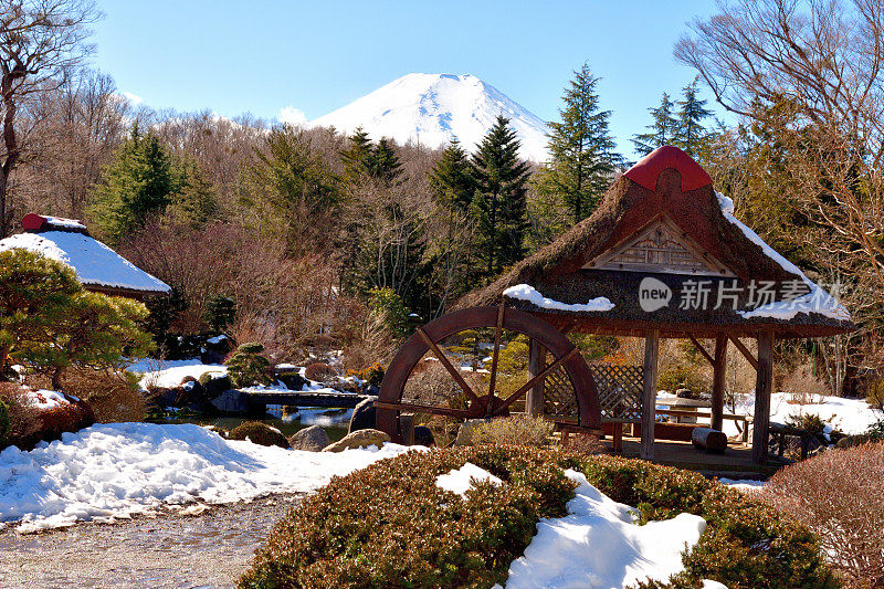 白雪覆盖的富士山，摄于山梨县大野hakkai