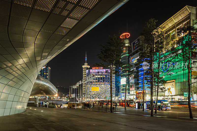 韩国首尔夜晚的街道