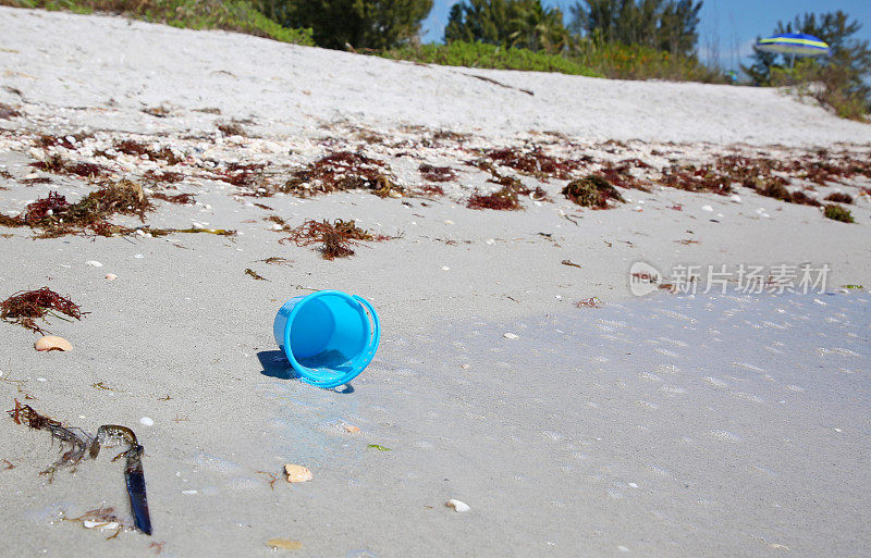 佛罗里达海滩上被遗弃的桶在冠状病毒期间
