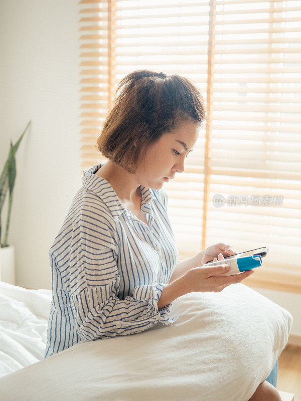 年轻女子拿着止痛药瓶读处方