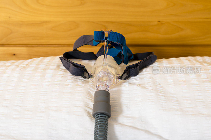 睡眠呼吸暂停面罩和软管的CPAP或APAP设备在枕头上