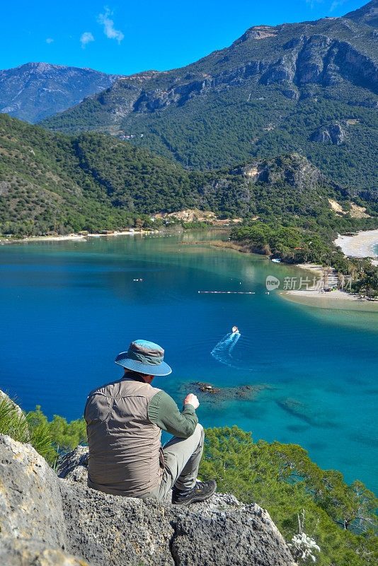 欣赏风景的摄影师。Ölüdeniz来自土耳其Fethiye。