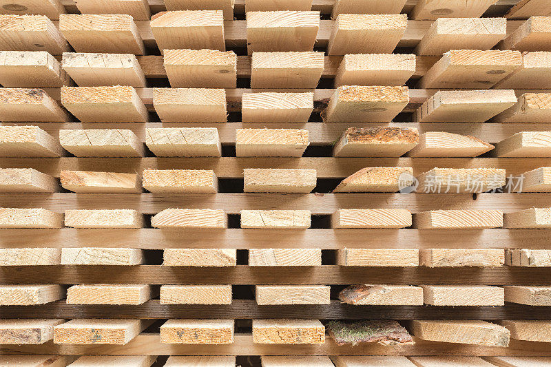 木材场成堆的木板