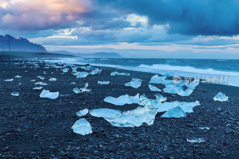 Jokulsarlon冰泻湖海滩，南冰岛，欧洲