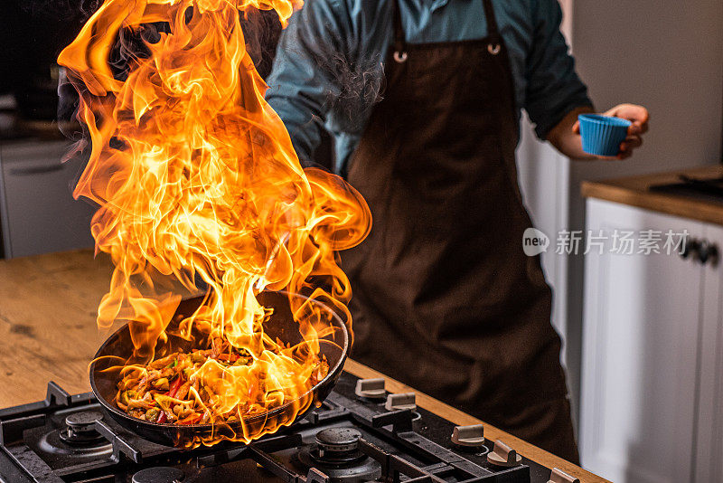 煎锅着火了