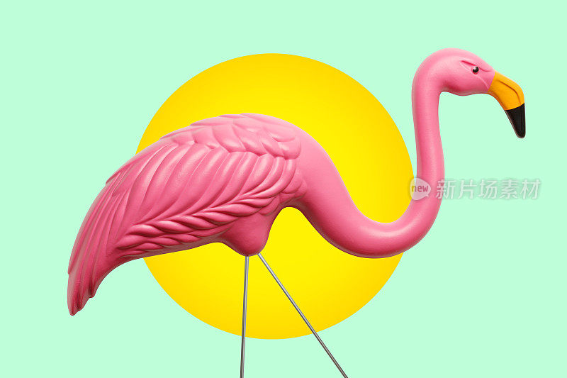 装饰的粉红色火烈鸟在太阳和绿色的背景