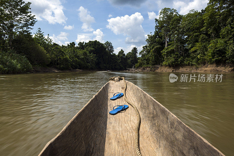 在巴布亚新几内亚乘独木舟旅行