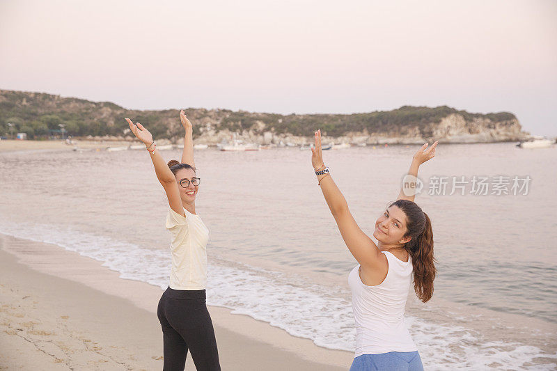 体育训练。年轻女子放松在海边的沙滩上锻炼。健康生活，海滩度假