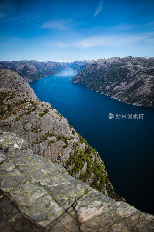 挪威风景名胜:吕瑟峡湾布道石上的悬崖