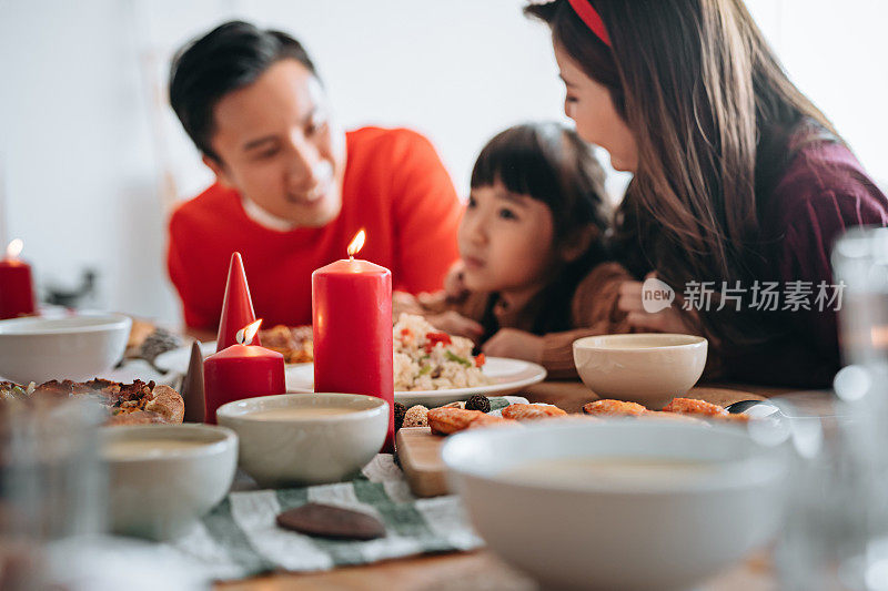 快乐的年轻亚洲家庭花时间庆祝圣诞节和享受圣诞聚会一起在家里