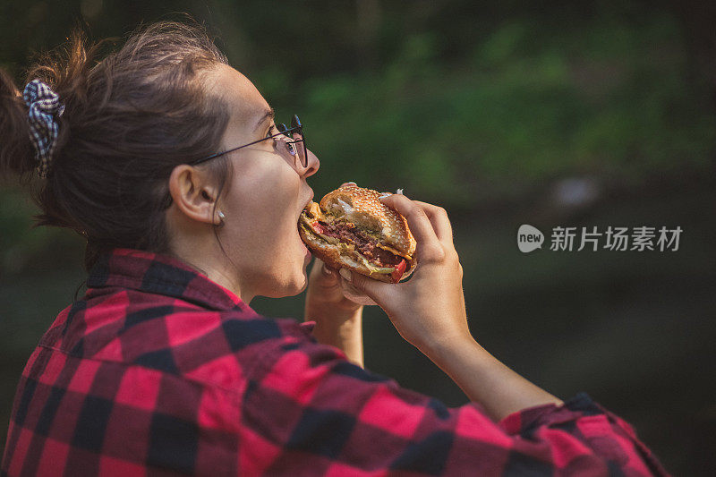 芝士汉堡来拯救你!