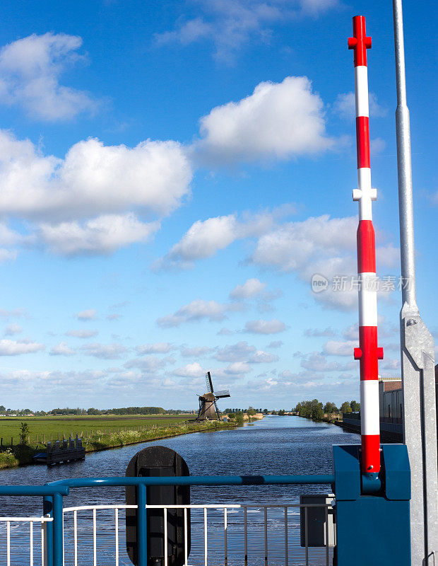 荷兰，弗里斯兰:桥，风车，天空，蓬松的云