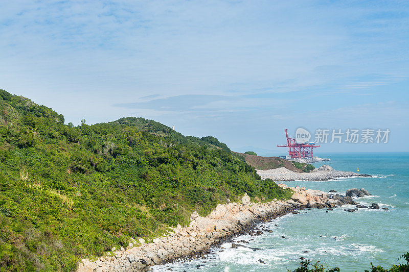 中国广东省阳江市阳溪山的岩石岸线上，海浪拍打着石头