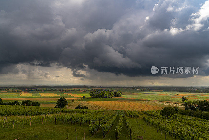 暴风雨天空下的田野