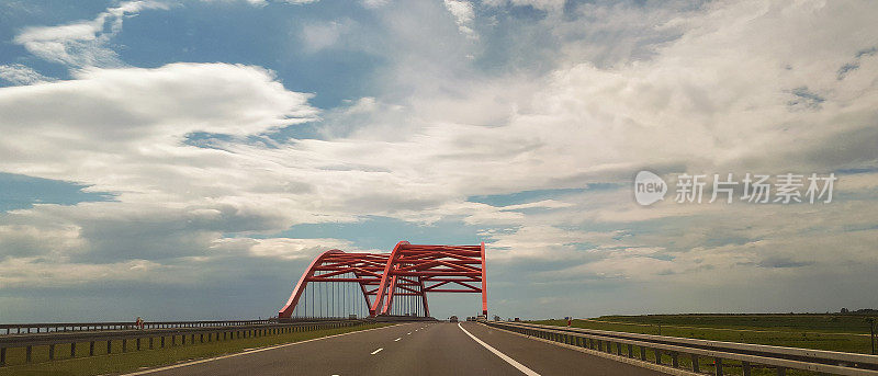 波兰高速公路上的现代桥梁。运输的概念。