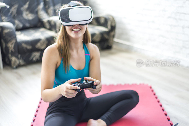 一个穿着运动服的漂亮年轻女子使用VR眼镜。