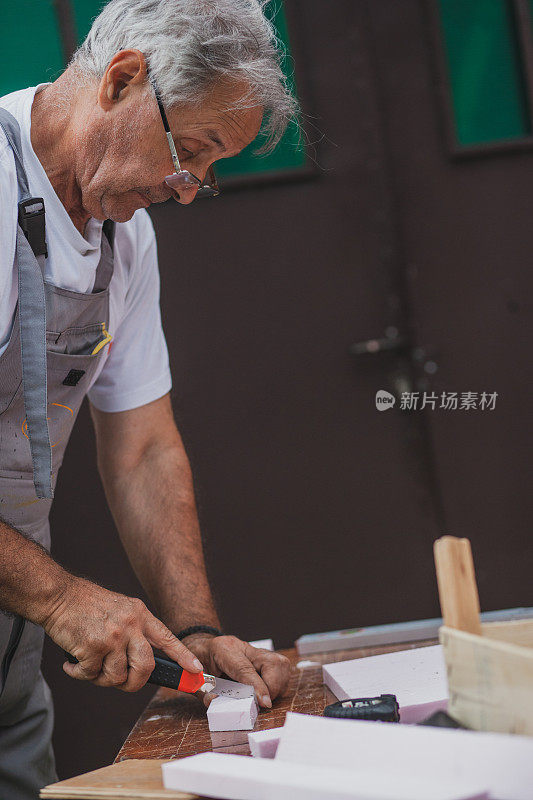 在隔离期间，老木匠在他的后院工作