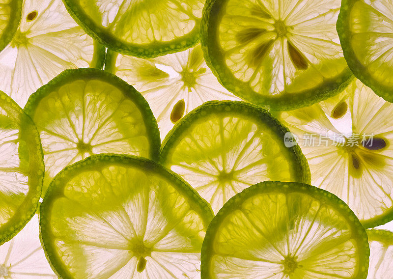 多汁的热带柠檬片水果收获后照亮透明
