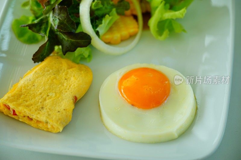 煎蛋和蛋卷放在盘子里。