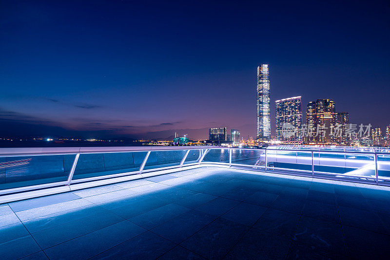 香港天际线前的空瓷砖地板