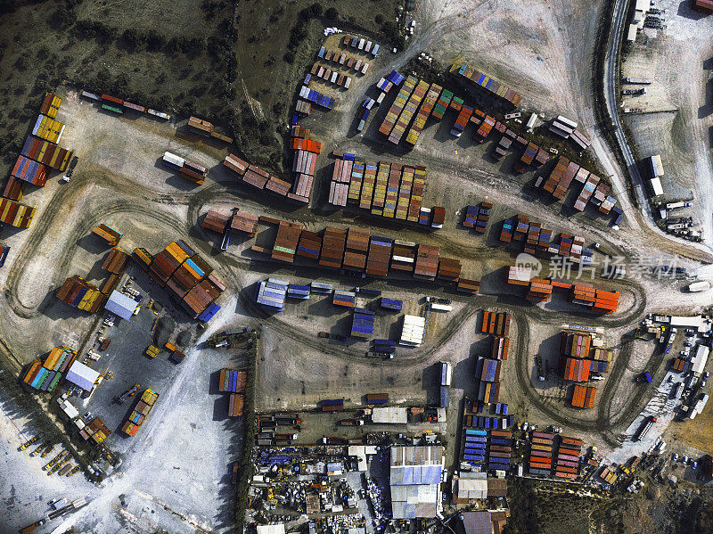 航拍五彩缤纷的货物集装箱堆场在航运港口