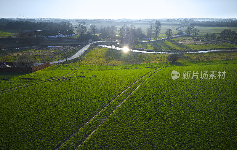 小溪穿过丹麦的风景