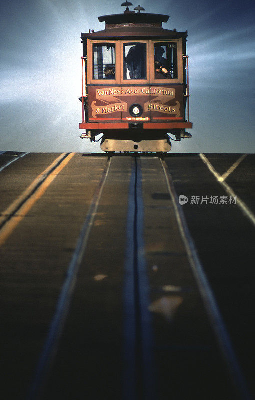 旧金山缆车与70年代风格的复合天空