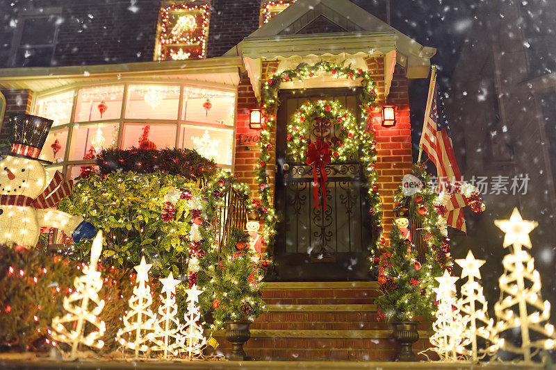 为圣诞节和新年而装饰的街道、房子和门廊。