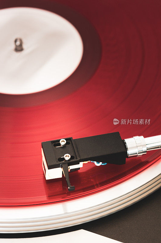 一个播放红色唱片的转盘的特写。