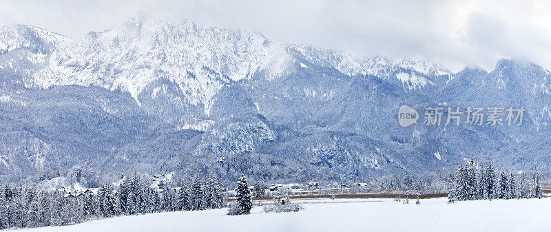 德国阿尔卑斯山皑皑白雪覆盖的山脉全景