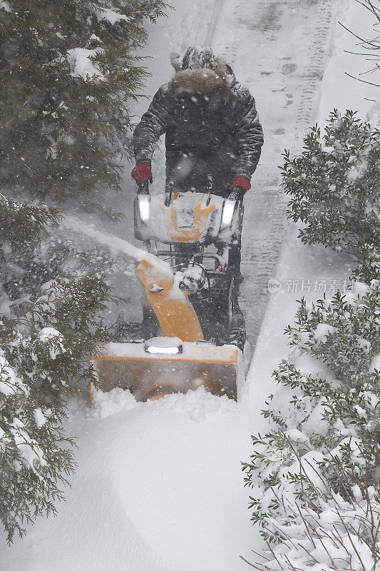 人用吹雪机扫雪，高角度查看