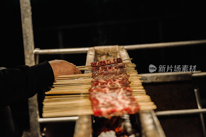 卖阿布鲁佐传统肉串“arrosticini”的意大利小吃摊