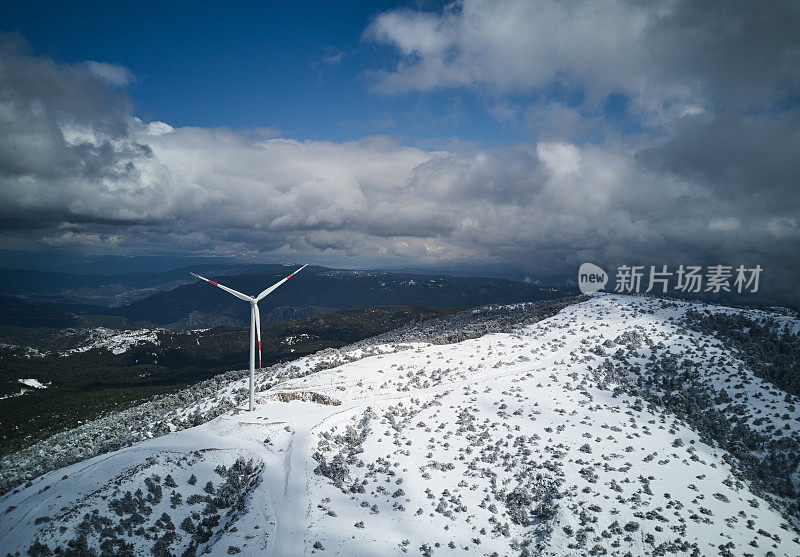 在雪山顶上的风力涡轮机发电