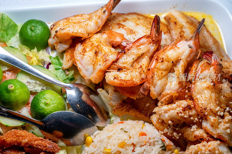 巨型虾或大虾烤在盘子上准备在海滩上的墨西哥户外餐厅吃