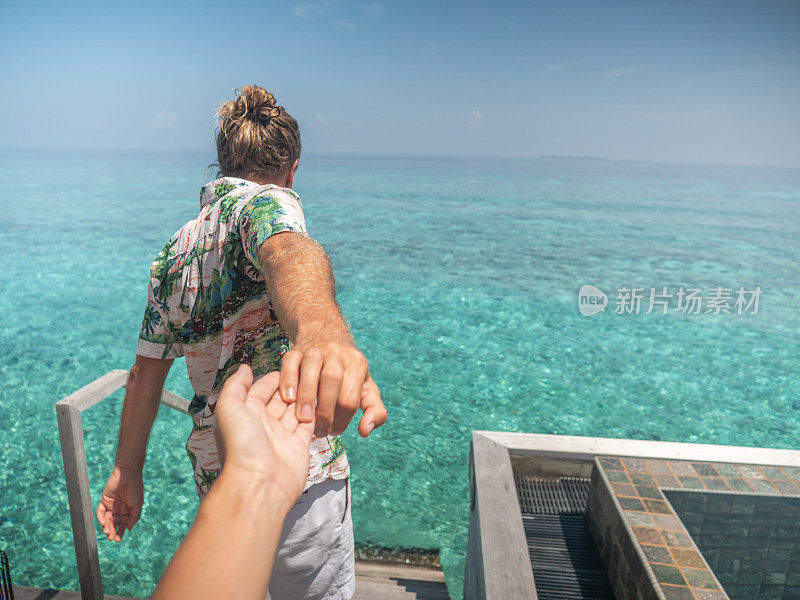 一对夫妇在马尔代夫牵着手