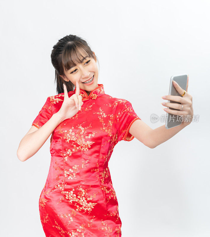 亚洲青年女子在中国红色热传统服装旗袍