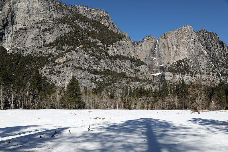 白雪覆盖的约塞米蒂山谷