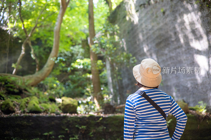 年轻女子在大自然中观赏风景——徒步旅行