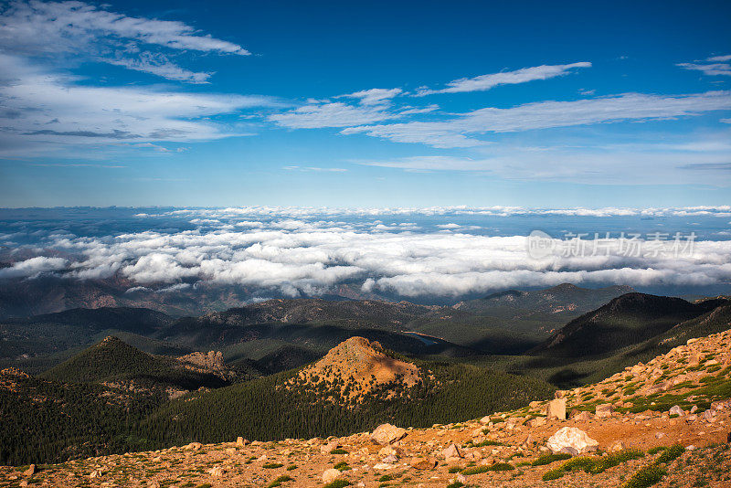 从派克峰山顶科罗拉多的远景风景