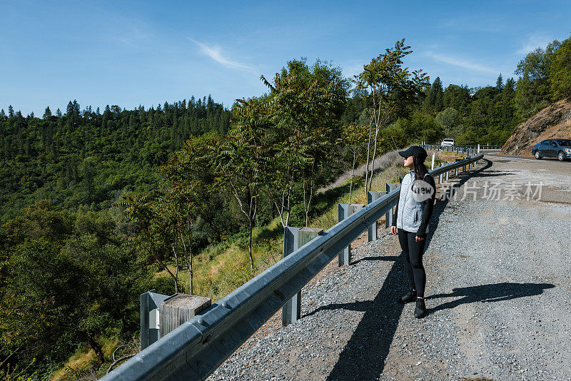 49号公路旁的女人在看风景