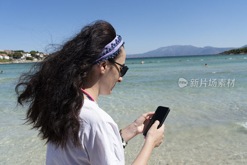 花时间在海滩上的女人