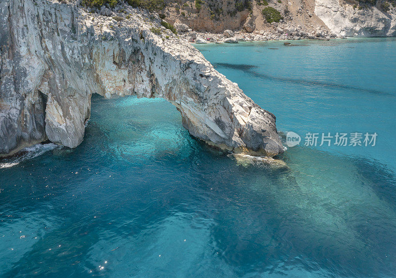 卡拉Goloritze与天然岩石拱门，奥罗塞湾，撒丁岛，意大利-鸟瞰图