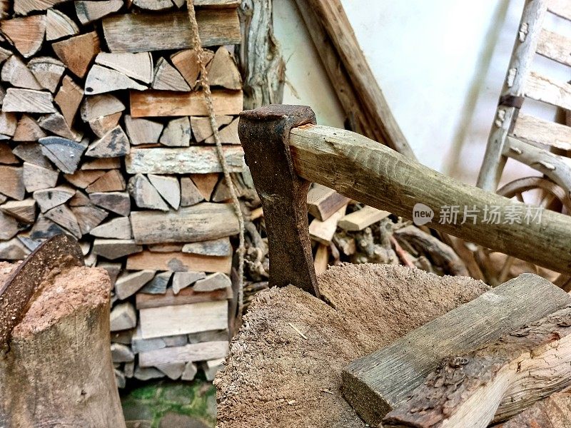 木头砧板上的一把风化的斧头