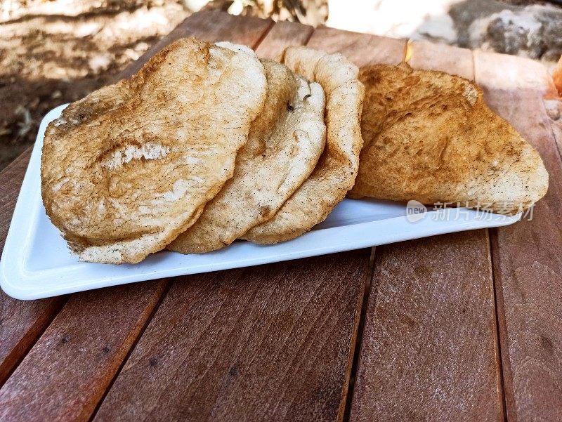 传统的土耳其自制面团在博德鲁姆火鸡早餐