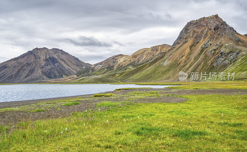 欧洲美丽独特的岛国冰岛的高地上的Landmannalaugar的令人叹为观止的彩色山丘