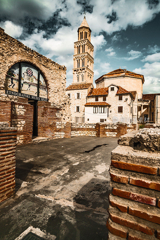 克罗地亚达尔马提亚的斯普利特，可以看到圣多姆尼乌斯钟楼的街道。